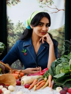 Wolf & Moon Beetroot Brooch -Wolf & Moon beetroot brooch model 4