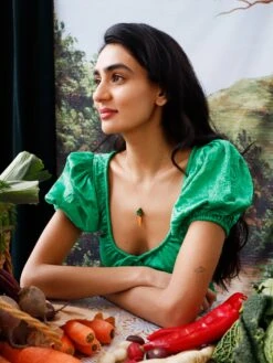 Wolf & Moon Carrot Necklace -Wolf & Moon carrot necklace model 2