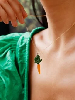 Wolf & Moon Carrot Necklace -Wolf & Moon carrot necklace model 3