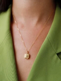 Wolf & Moon Cinnamon Bun Necklace -Wolf & Moon cinnamonbun necklace gold model 1