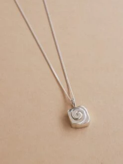 Wolf & Moon Cinnamon Bun Necklace -Wolf & Moon cinnamonbun necklace silver lifestyle 1