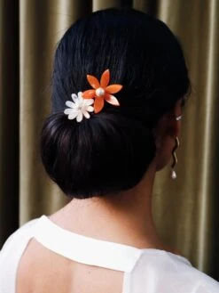 Wolf & Moon Daisy Hair Comb -Wolf & Moon daisy comb cream model 1