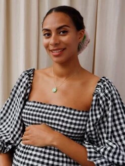 Wolf & Moon -Wolf & Moon kiwi necklace model 2