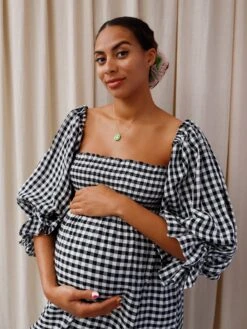 Wolf & Moon Kiwi Necklace -Wolf & Moon kiwi necklace model 3