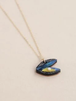 Wolf & Moon Mussel Necklace 13 Wolf & Moon Mussel Necklace -Wolf & Moon mussel necklace lifestyle 3 29660ad4 e64e 40e6 8fcd adbcef4d21d9
