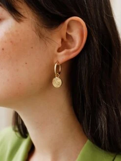 Wolf & Moon Breakfast Hoops Set 21 Wolf & Moon Breakfast Hoops Set -Wolf & Moon painauraisin hoops gold model 2 a577bac4 967f 4baa a13d 77f58a2bf9b9